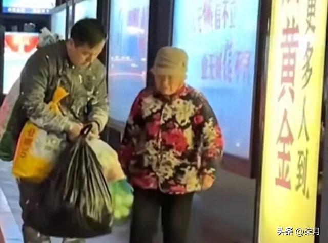 84岁母亲偷偷到城里看儿子，儿子穿的这身衣服，路人瞬间泪目了！