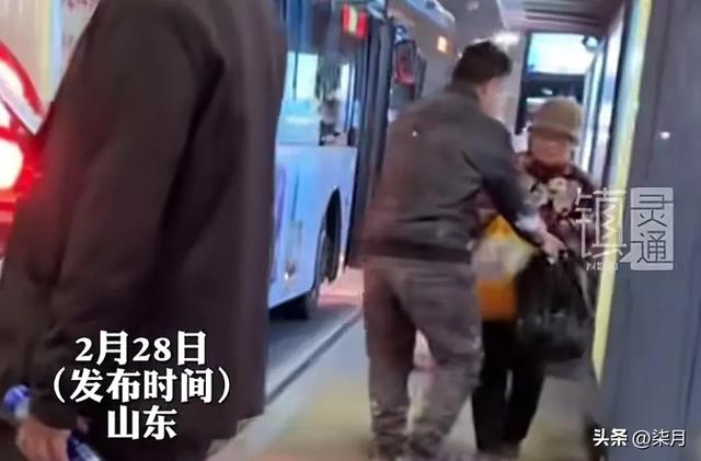 84岁母亲偷偷到城里看儿子，儿子穿的这身衣服，路人瞬间泪目了！