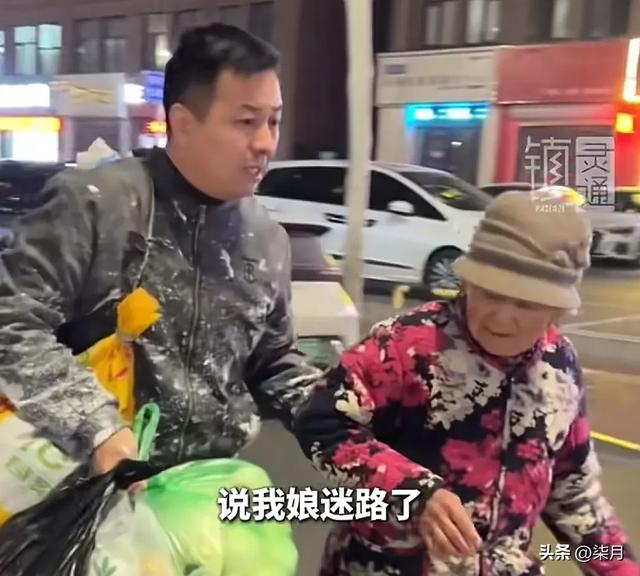 84岁母亲偷偷到城里看儿子，儿子穿的这身衣服，路人瞬间泪目了！