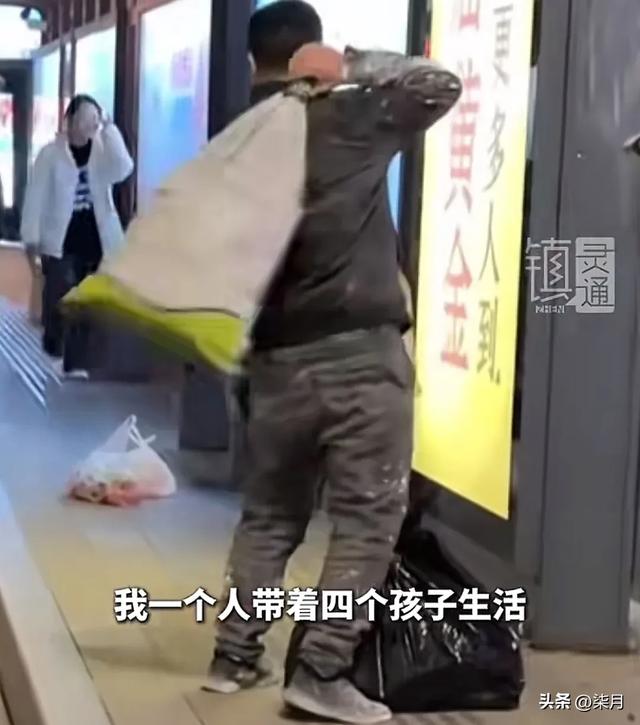 84岁母亲偷偷到城里看儿子，儿子穿的这身衣服，路人瞬间泪目了！