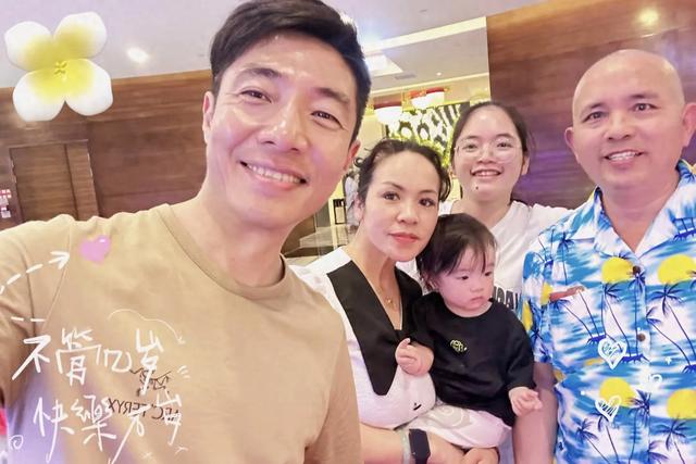 撒贝宁和家人游三亚，住五星级酒店，到沙滩散步，李白的身材超好