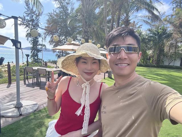 撒贝宁和家人游三亚，住五星级酒店，到沙滩散步，李白的身材超好
