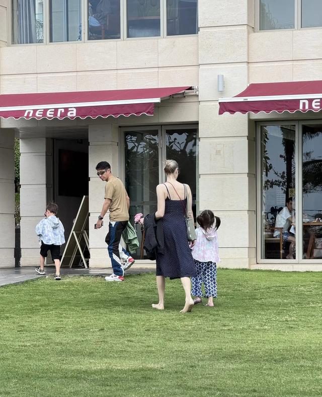 撒贝宁和家人游三亚，住五星级酒店，到沙滩散步，李白的身材超好