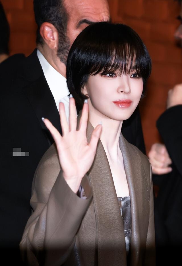 米兰这天，37岁张馨予秒了43岁宋慧乔，干瘪美和丰腴美的差别真大