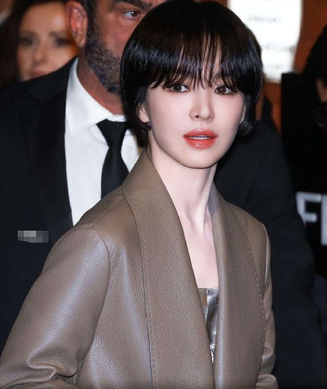 米兰这天，37岁张馨予秒了43岁宋慧乔，干瘪美和丰腴美的差别真大