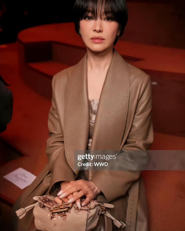 米兰这天，37岁张馨予秒了43岁宋慧乔，干瘪美和丰腴美的差别真大