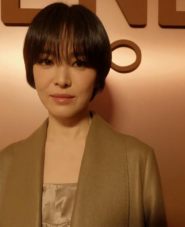 米兰这天，37岁张馨予秒了43岁宋慧乔，干瘪美和丰腴美的差别真大