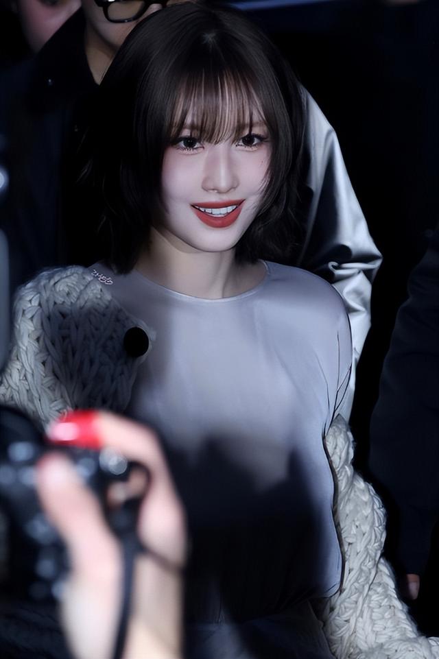 米兰这天，37岁张馨予秒了43岁宋慧乔，干瘪美和丰腴美的差别真大
