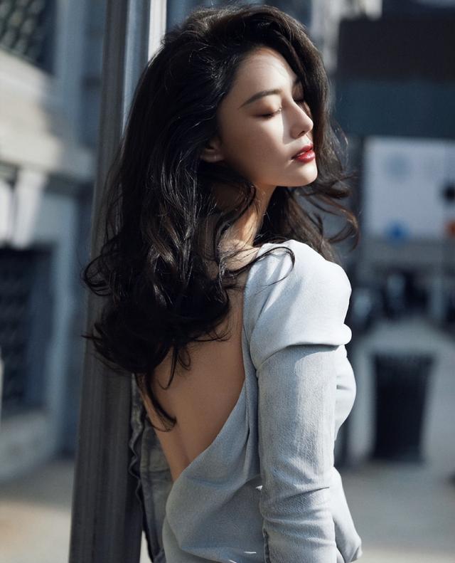 米兰这天，37岁张馨予秒了43岁宋慧乔，干瘪美和丰腴美的差别真大