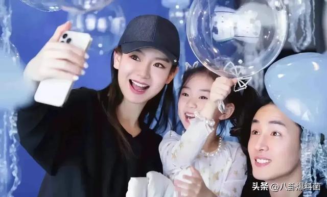 《妻子的浪漫旅行2025》开播，比节目更精彩的，是戚薇的脸！