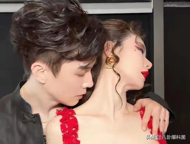 《妻子的浪漫旅行2025》开播，比节目更精彩的，是戚薇的脸！