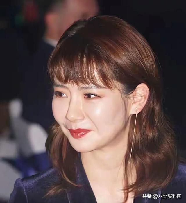 《妻子的浪漫旅行2025》开播，比节目更精彩的，是戚薇的脸！