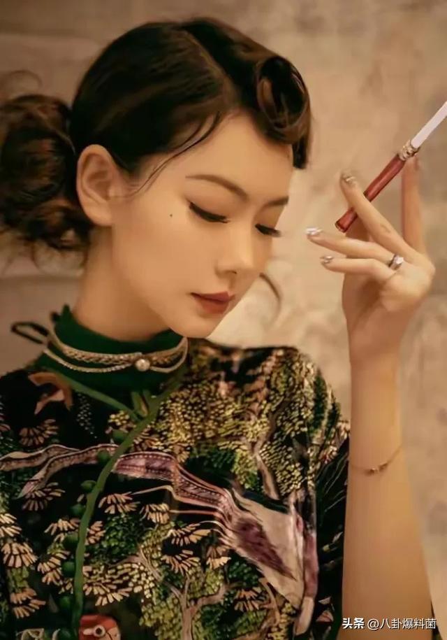 《妻子的浪漫旅行2025》开播，比节目更精彩的，是戚薇的脸！