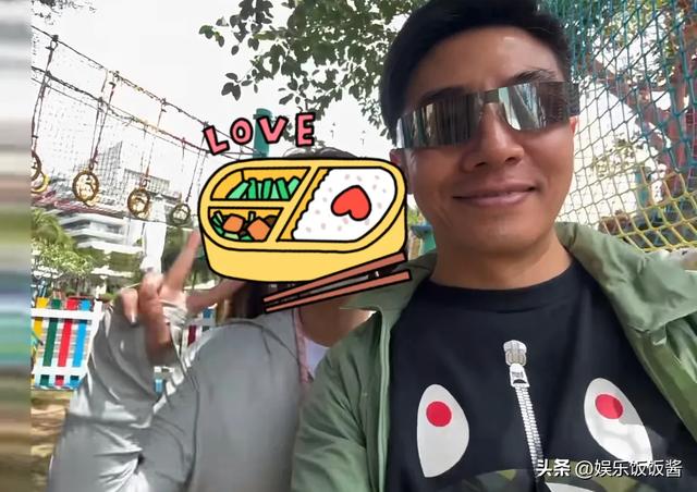 撒贝宁一家四口三亚游玩，老婆李白身材太好了，撒贝宁脸晒得黝黑