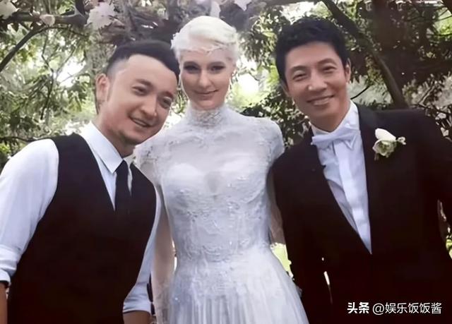 撒贝宁一家四口三亚游玩，老婆李白身材太好了，撒贝宁脸晒得黝黑