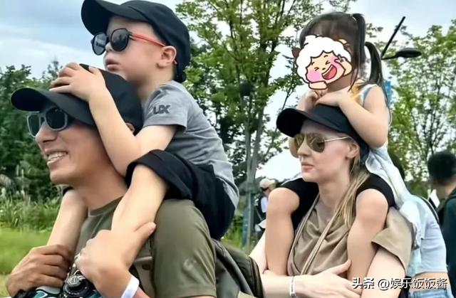 撒贝宁一家四口三亚游玩，老婆李白身材太好了，撒贝宁脸晒得黝黑