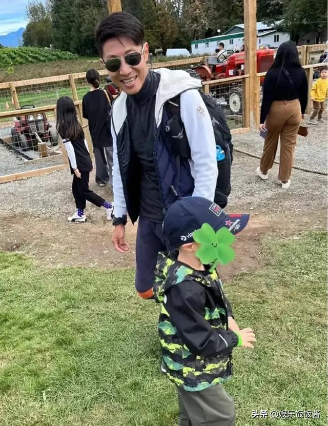 撒贝宁一家四口三亚游玩，老婆李白身材太好了，撒贝宁脸晒得黝黑