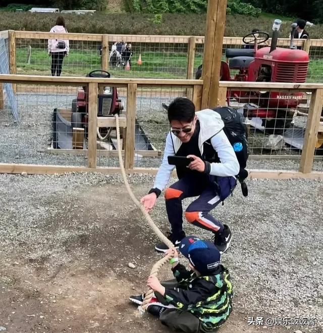 撒贝宁一家四口三亚游玩，老婆李白身材太好了，撒贝宁脸晒得黝黑