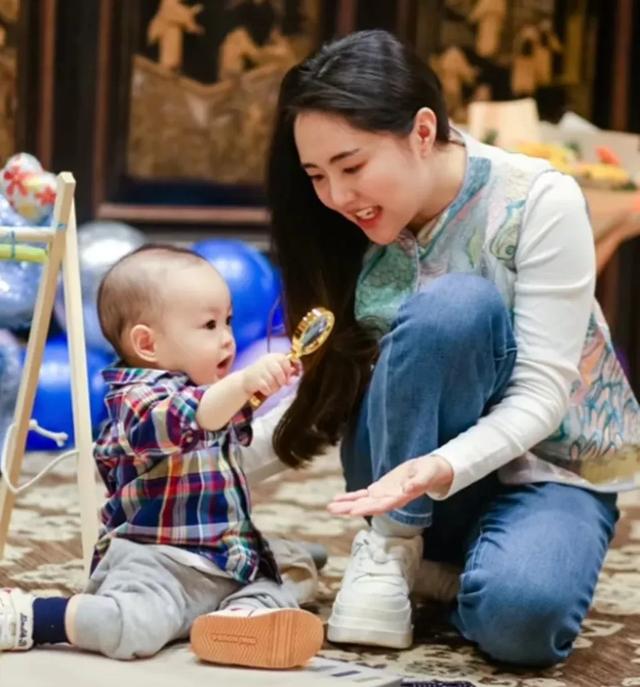 金龟子外孙周岁宴，女婿一家颜值成焦点，网友：“为了改基因？”