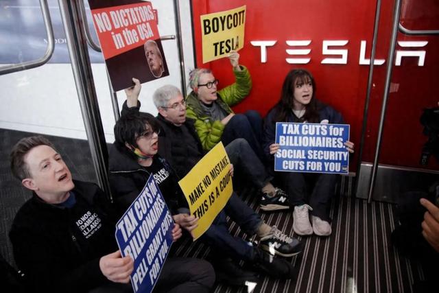 “卖掉特斯拉的股票、汽车”！全美多地爆发“反马斯克”示威，特斯拉市值1个月就蒸发掉2.6万亿元