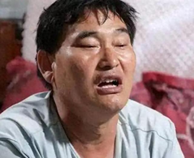 过个新年，大衣哥欲哭无泪！家门口挤满了要钱的人，还动起了手来