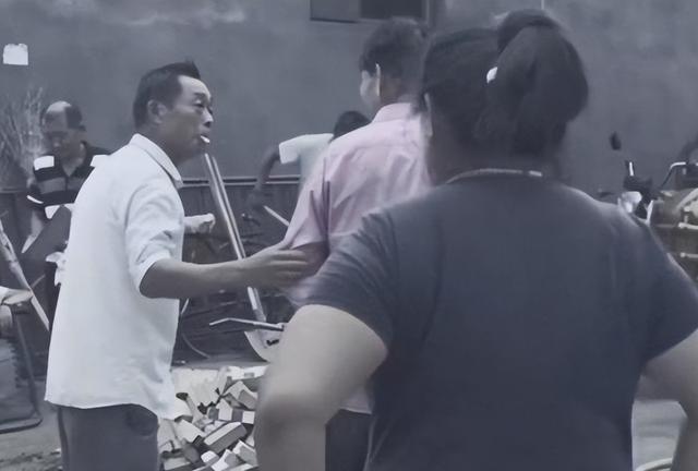 过个新年，大衣哥欲哭无泪！家门口挤满了要钱的人，还动起了手来