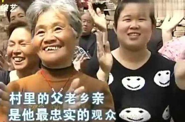 过个新年，大衣哥欲哭无泪！家门口挤满了要钱的人，还动起了手来