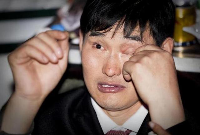 过个新年，大衣哥欲哭无泪！家门口挤满了要钱的人，还动起了手来