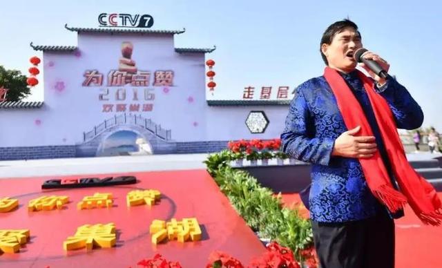 过个新年，大衣哥欲哭无泪！家门口挤满了要钱的人，还动起了手来