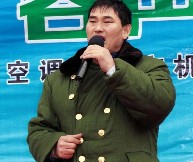 过个新年，大衣哥欲哭无泪！家门口挤满了要钱的人，还动起了手来