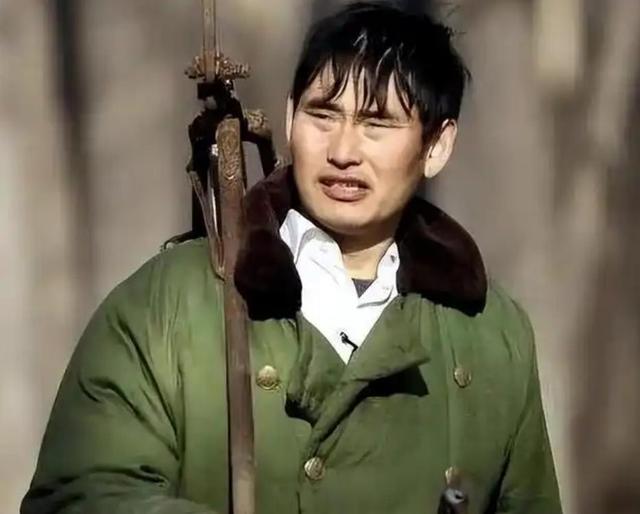 过个新年，大衣哥欲哭无泪！家门口挤满了要钱的人，还动起了手来