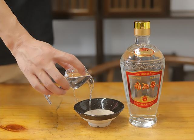 大量英国游客涌入四川，不吃美食不看熊猫，实则为了哪吒2与白酒