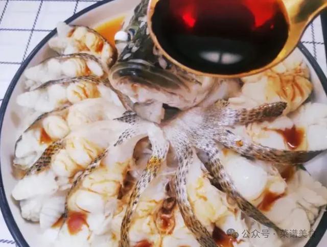 鲈鱼蒸多久最佳时间，清蒸鲈鱼如何调酱汁？