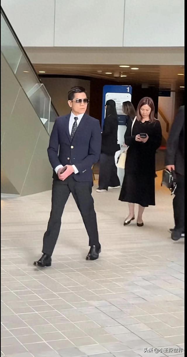 郭富城现身香港马场观赛，染回黑发瞬间年轻20岁，颜值重回巅峰