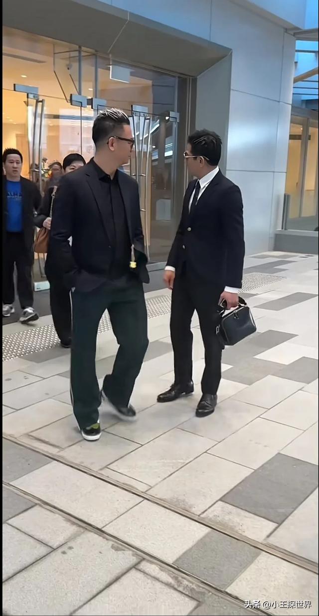 郭富城现身香港马场观赛，染回黑发瞬间年轻20岁，颜值重回巅峰