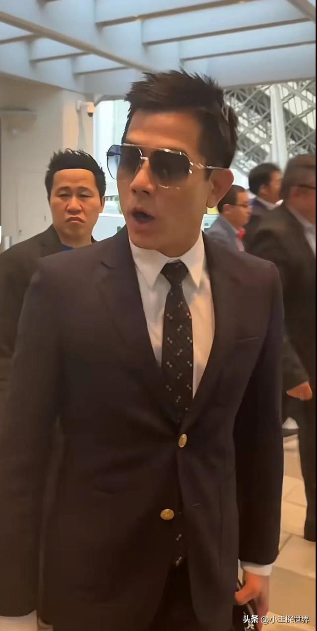 郭富城现身香港马场观赛，染回黑发瞬间年轻20岁，颜值重回巅峰