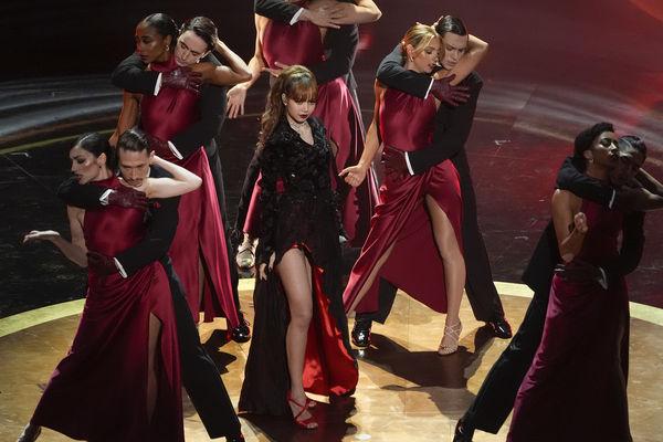 KPOP第一人！Lisa「下半身透视」登奥斯卡激辣  高衩开到腿根被看光