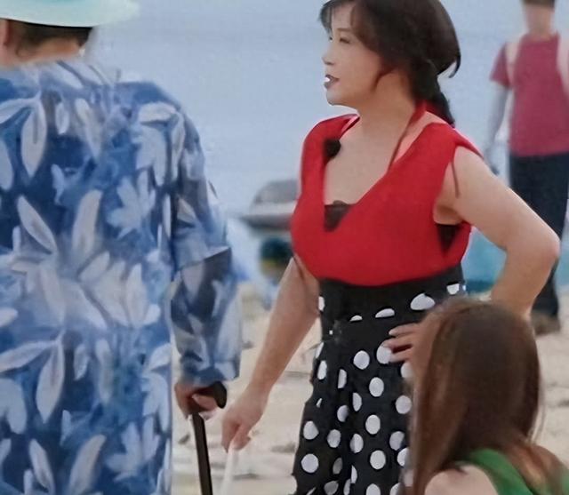75岁刘晓庆美国聚餐，不化妆露出“真容”，老态龙钟反倒更好看了