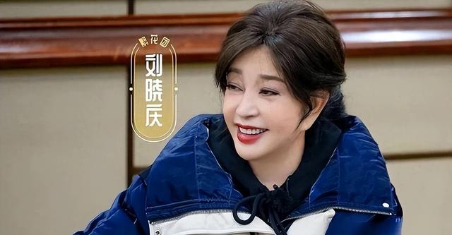 75岁刘晓庆美国聚餐，不化妆露出“真容”，老态龙钟反倒更好看了