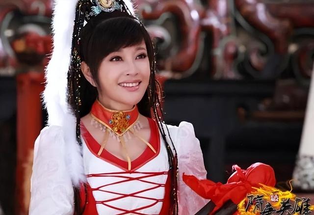 75岁刘晓庆美国聚餐，不化妆露出“真容”，老态龙钟反倒更好看了