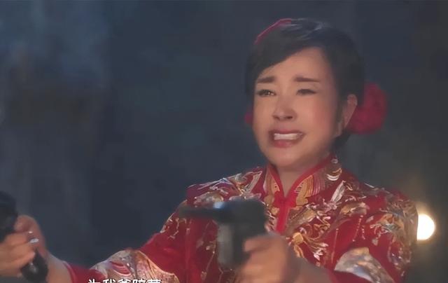 75岁刘晓庆美国聚餐，不化妆露出“真容”，老态龙钟反倒更好看了