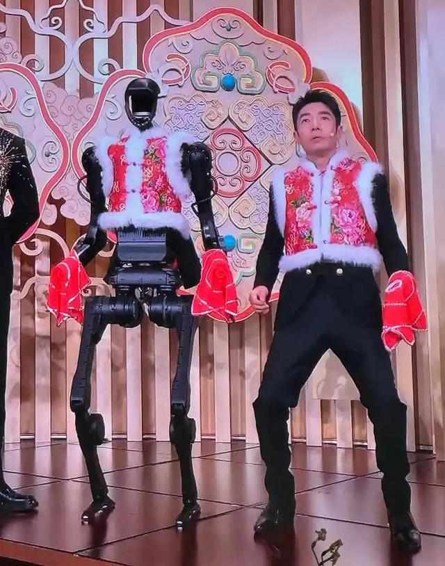 李白泳装秀身材，撒贝宁护妻被拍，网友：太白了，比章强多了
