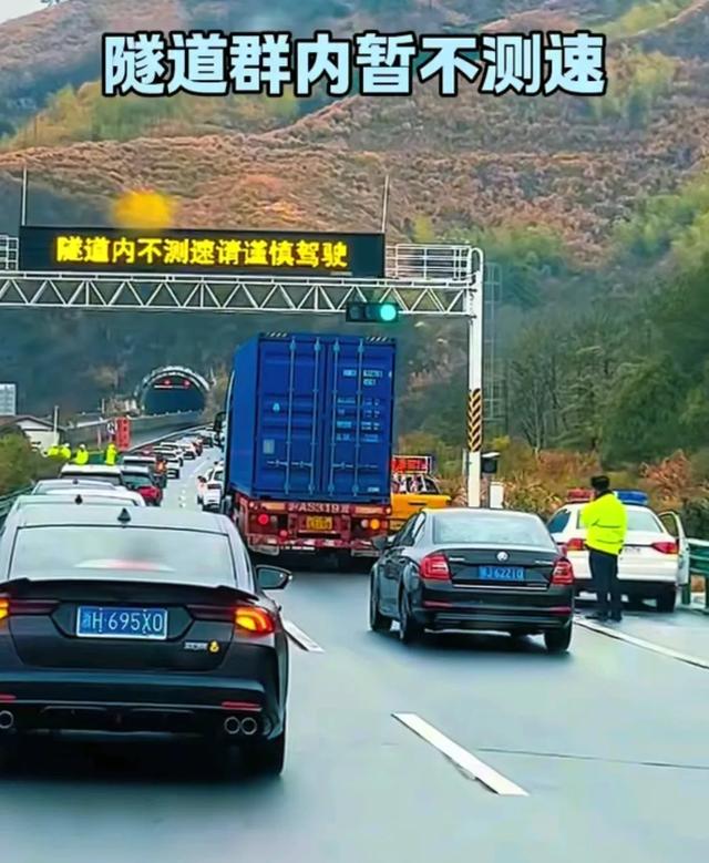 堵车的源头终于找到了！中国工程院院士王坚：是车开的太慢！
