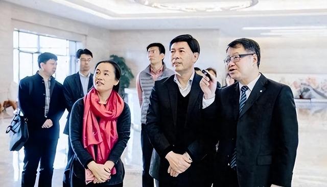 又一中国女首富崛起，以7800亿超越华为成最大民企，她钱哪来的？