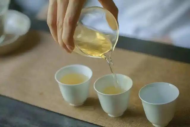 医生：马上停止喝这种茶水，毁肝毁肾还伤胃，有些人还是每天喝！