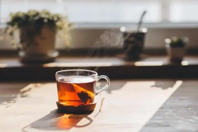 医生：马上停止喝这种茶水，毁肝毁肾还伤胃，有些人还是每天喝！