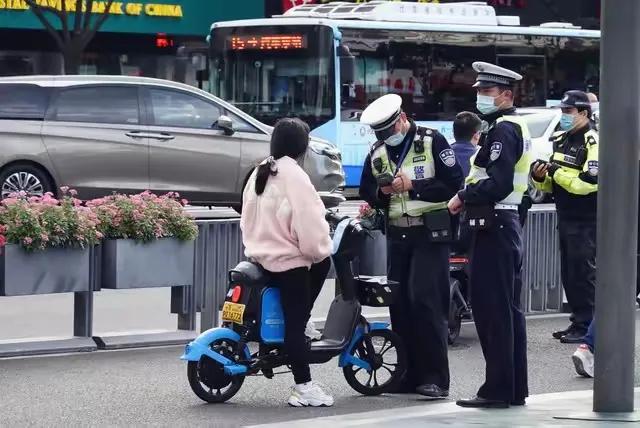 两会第一天，传出4大好消息！老百姓拍手叫好：这才是人民好代表