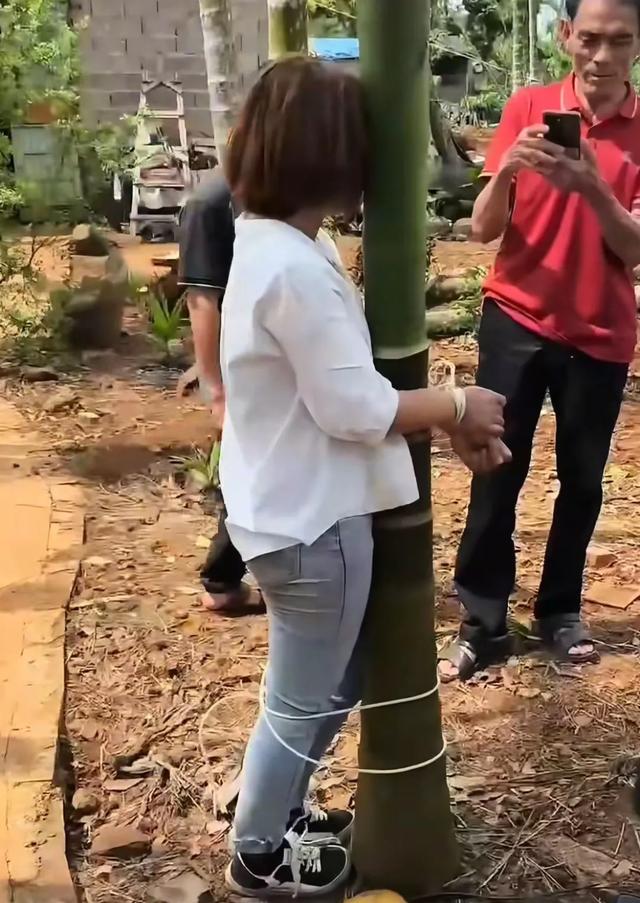 胆真大！女子婚礼上偷彩礼，还把伴郎打得头破血流，结局大快人心