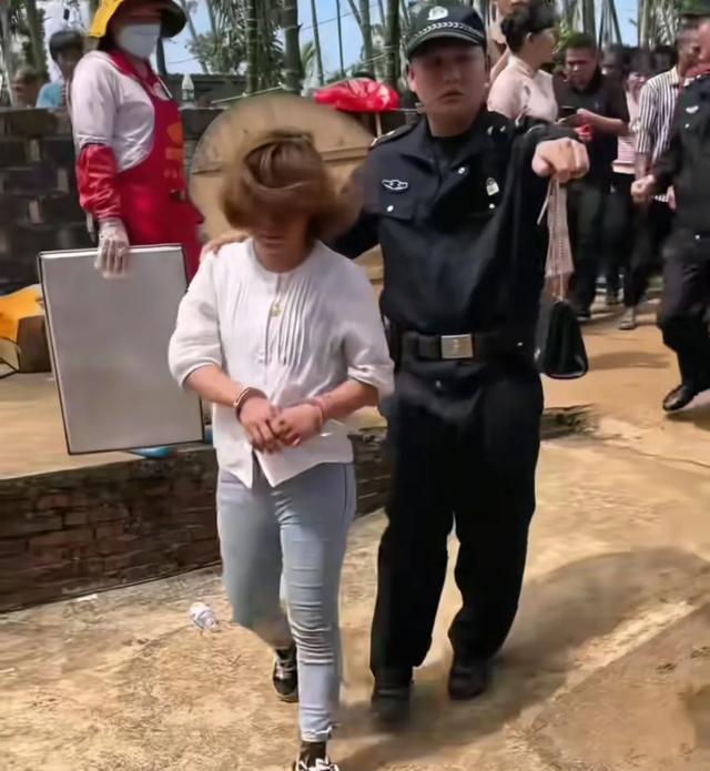 胆真大！女子婚礼上偷彩礼，还把伴郎打得头破血流，结局大快人心