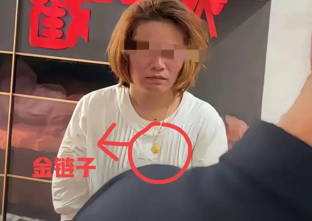 胆真大！女子婚礼上偷彩礼，还把伴郎打得头破血流，结局大快人心
